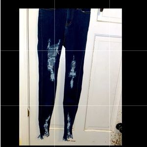 There a size 3 but there would fit if you are a 00.